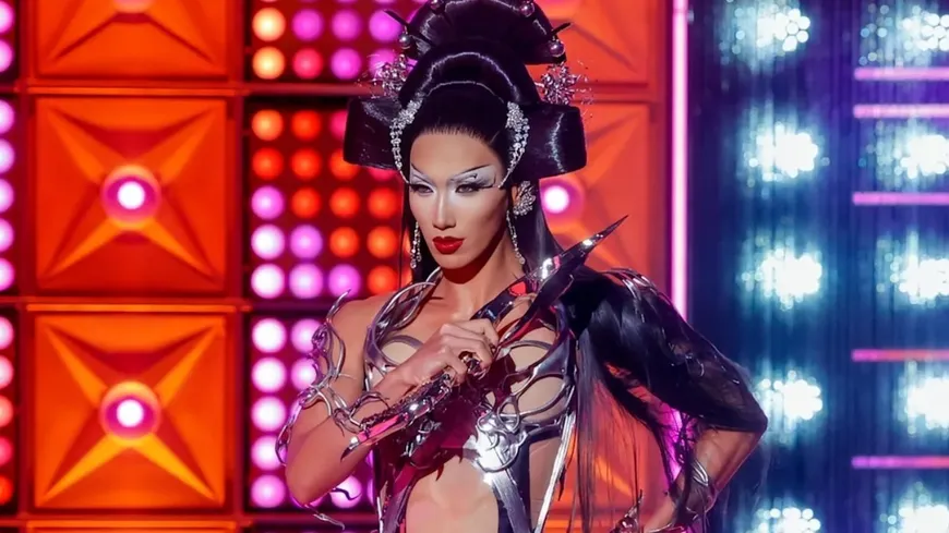Plastique Tiara Drag Queen