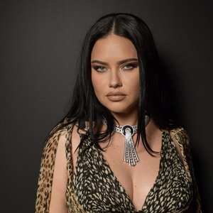 Adriana Lima Reunites with Victoria’s Secret and Her Mini-Me Daughters