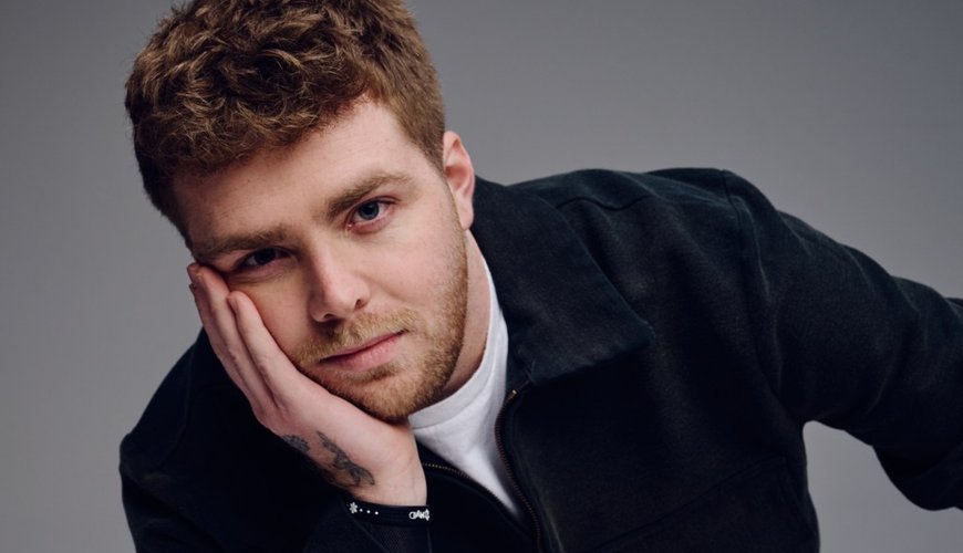 Alex Warren Dominates OF Celebrity News Hot 100 with 'Ordinary' for Fourth Week!