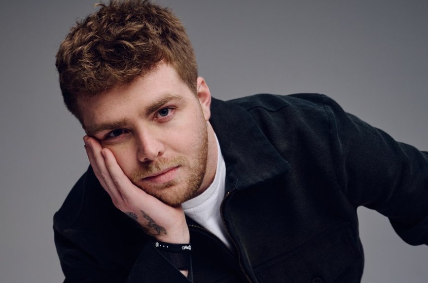 Alex Warren Dominates OF Celebrity News Hot 100 with 'Ordinary' for Fourth Week!