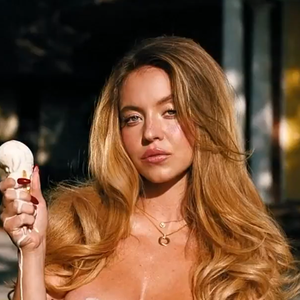 Sydney Sweeney's 'Sploshing' Trend Takes UK Couples by Storm Amid Heatwave
