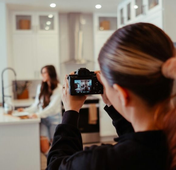 How Digital Creators Are Thriving from Home: The New Career Frontier