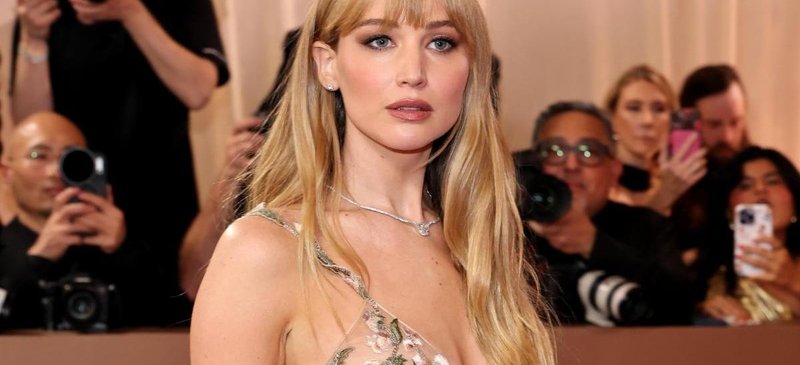 Jennifer Lawrence Wows in Bold Sheer Gown at the 2026 Golden Globes