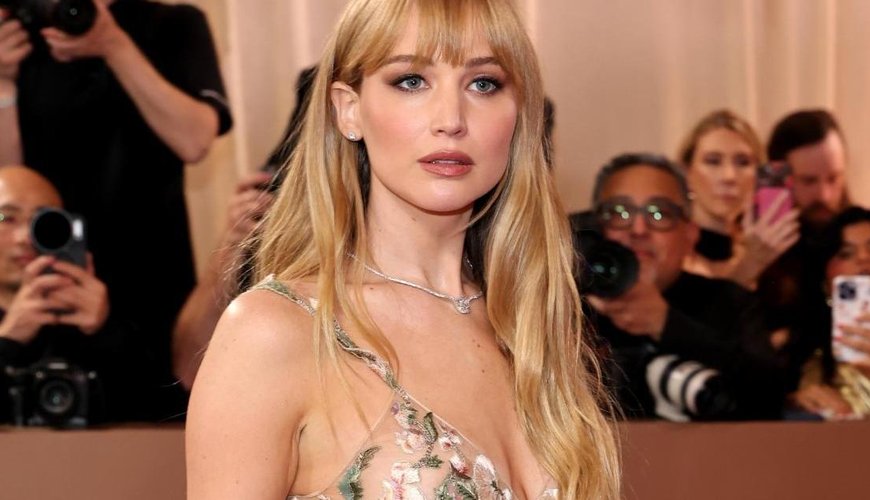 Jennifer Lawrence Wows in Bold Sheer Gown at the 2026 Golden Globes