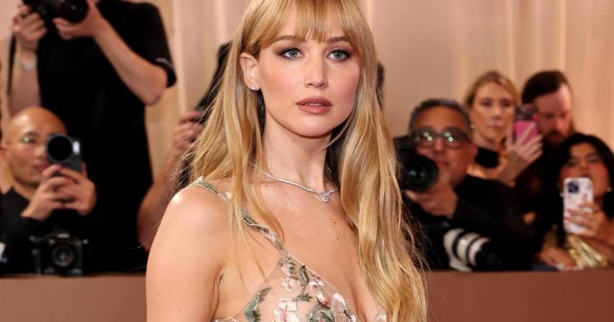 Jennifer Lawrence Wows in Bold Sheer Gown at the 2026 Golden Globes