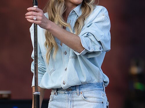 LeAnn Rimes at Mentor Rocks (1) (cropped).jpg