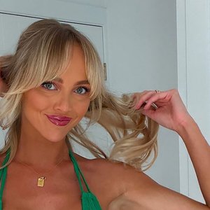 Annie Knight Stuns in Green Bikini with a Touch of Glam