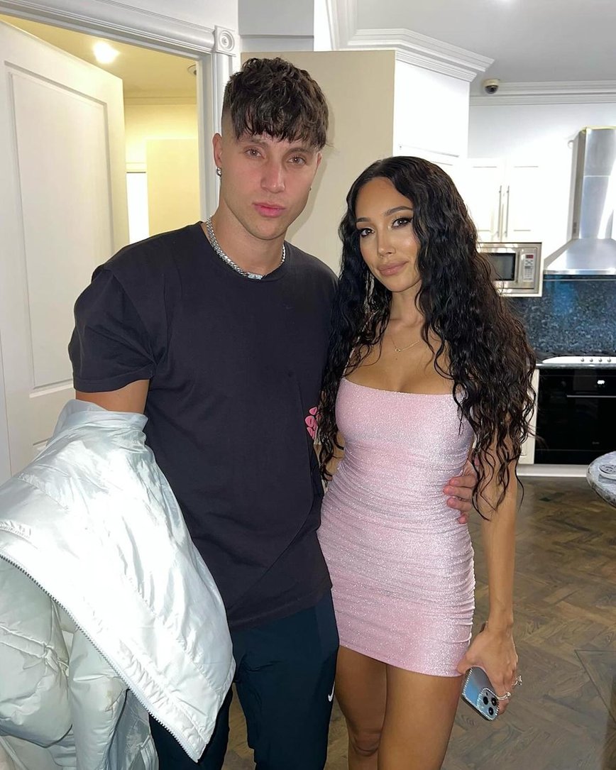 OnlyFans Star Scarlet Vas Announces Pregnancy with Stepbrother Tayo Ricci: A Christmas Miracle!