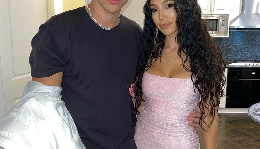 OnlyFans Star Scarlet Vas Announces Pregnancy with Stepbrother Tayo Ricci: A Christmas Miracle!