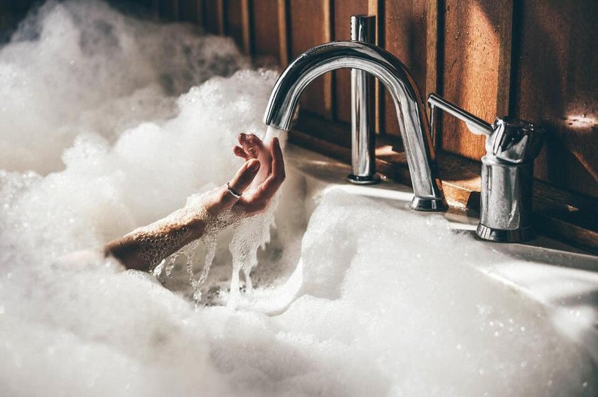 OnlyFans Sensation Natalie Reynolds Under Fire for Selling Bathwater – Investigation Underway?