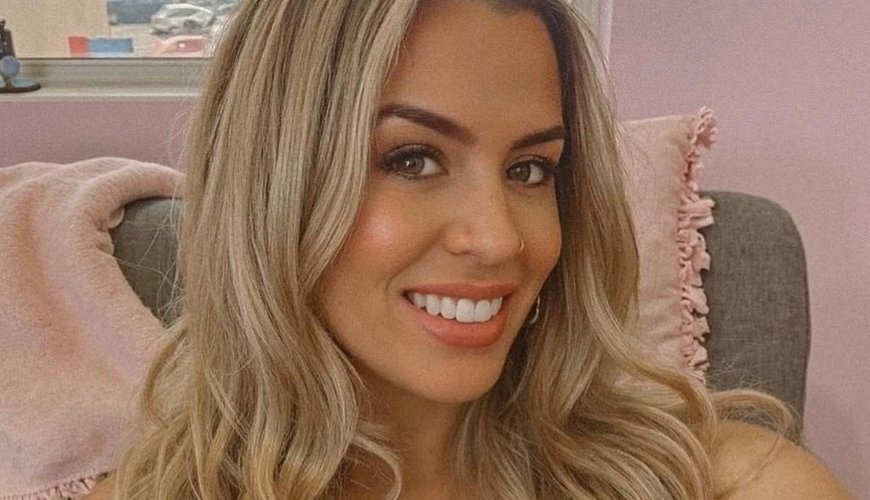 Australian Mom Faces Backlash After Ditching Banking for OnlyFans Stardom