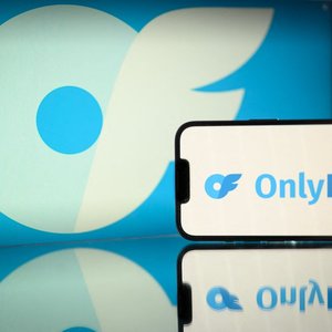 LA Residents in Uproar Over OnlyFans Creators' Neighborhood Takeover