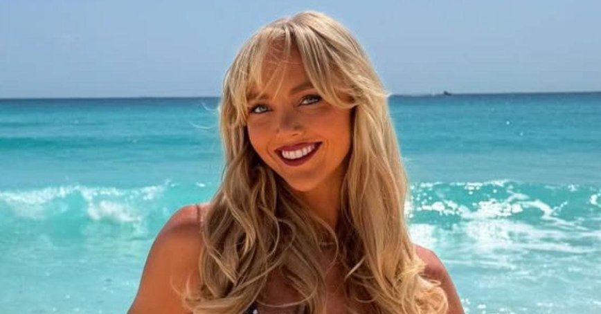 Sizzling Style: Annie Knight's Hottest Bikini Moments