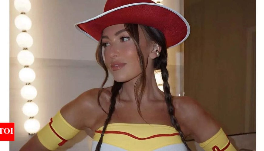 Paulina Gretzky's Halloween Costume Sparks Online Frenzy