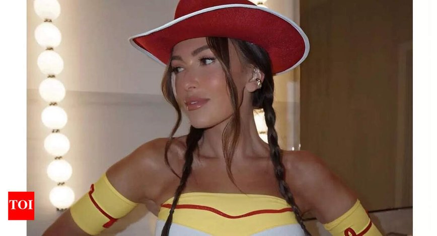 Paulina Gretzky's Halloween Costume Sparks Online Frenzy
