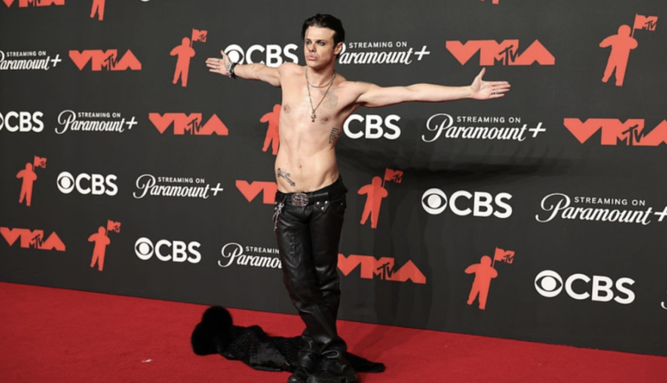 Yungblud’s Bold VMA Look: Shirtless Style and Polarizing Poses Steal the Show